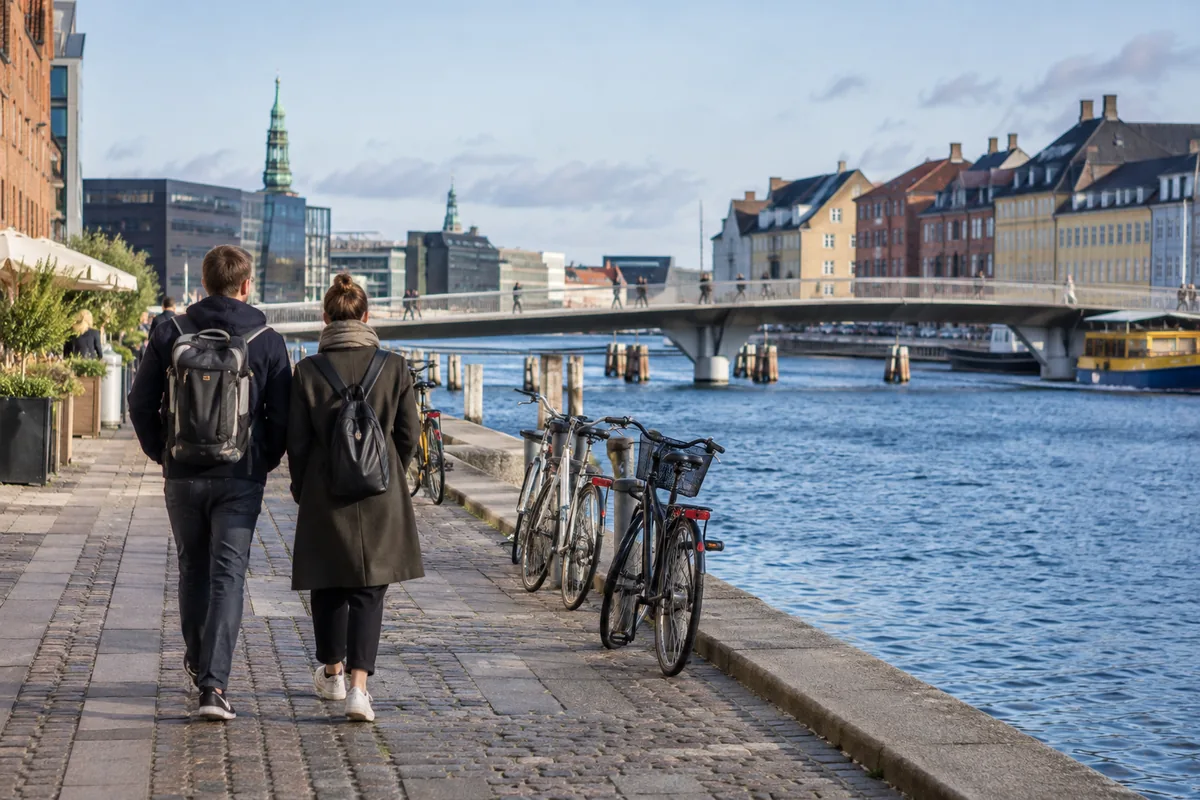 Menschen und Fahrräder auf einer Brücke am Kopenhagener Hafen