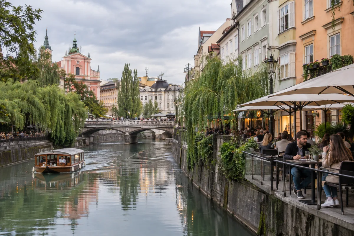 Grüne Ufer und Straßencafés am Fluss in Ljubljana
